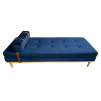 Daybed "Lina" in Blau aus Samt mit Holzfüßen in Natur – luxuriöse Designer-Liege für Wohnzimmer & Schlafzimmer.