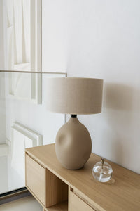 Tischlampe Liz — Sand mit Leinenschirm