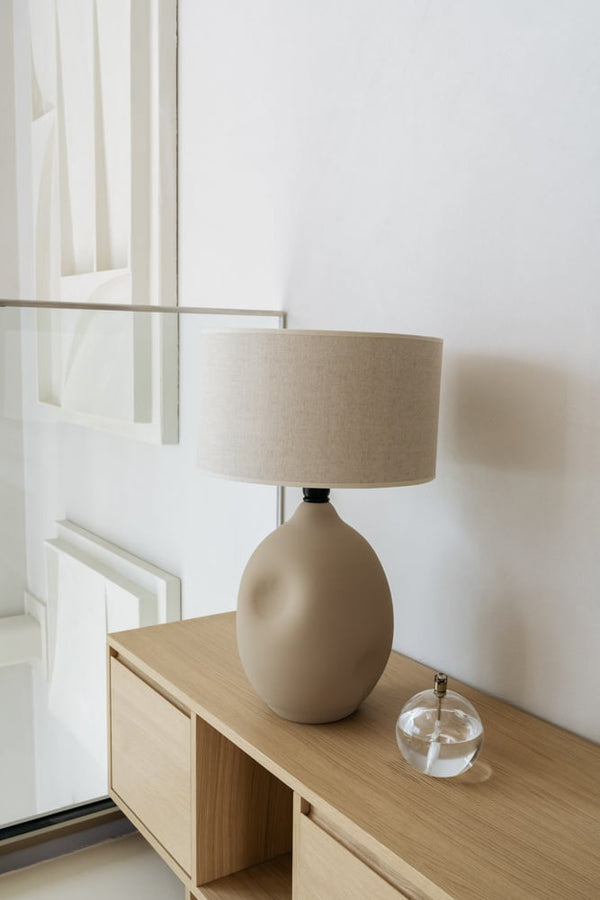 Tischlampe Liz — Sand mit Leinenschirm