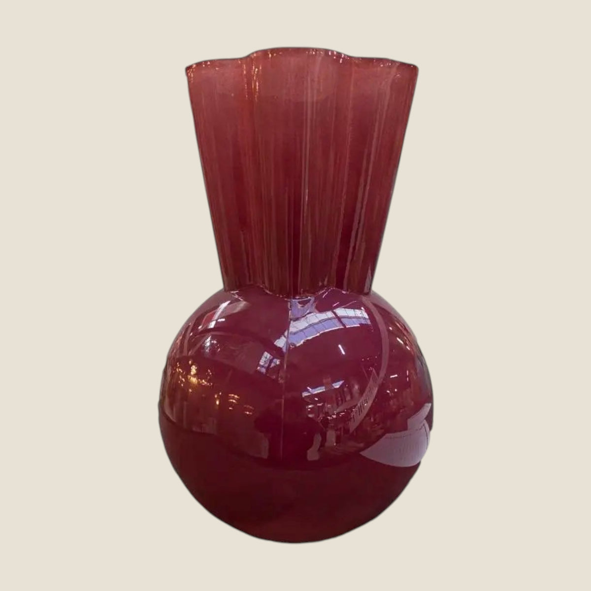 Vase aus Glas in Burgunder – glänzende Oberfläche – 18x18x28,5 cm – elegant & modern