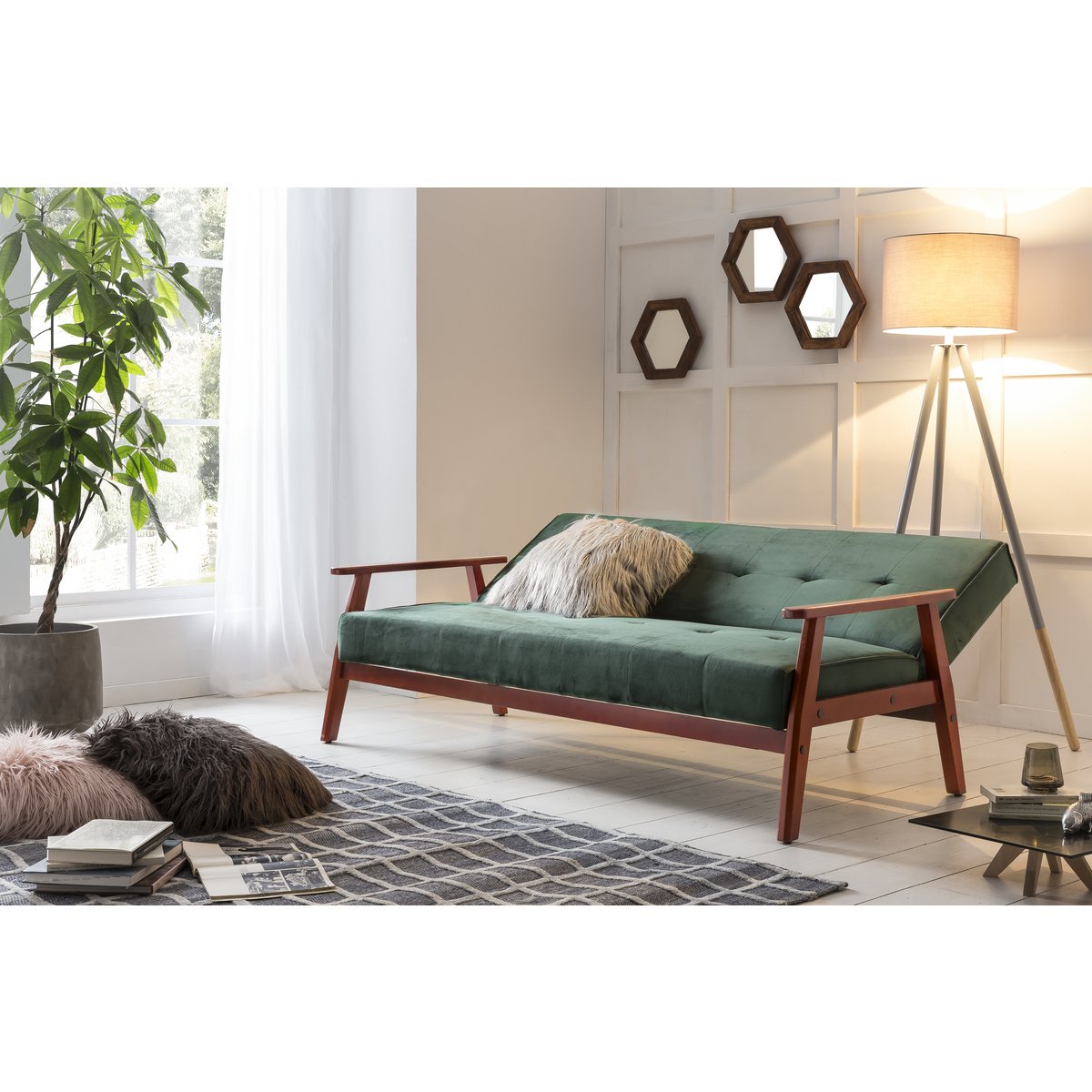 Schlafsofa in Grün mit Samtbezug, Massivholzgestell aus Eukalyptus und 3-in-1-Funktion – Sitz-, Chill- & Liegeposition, 190 cm breit.