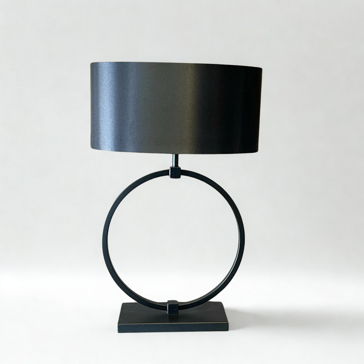 Tischleuchte aus Edelstahl – schwarzer Satinlampenschirm – 70 x 45 x 25 cm – minimalistisches Design – stilvolle Ringleuchte