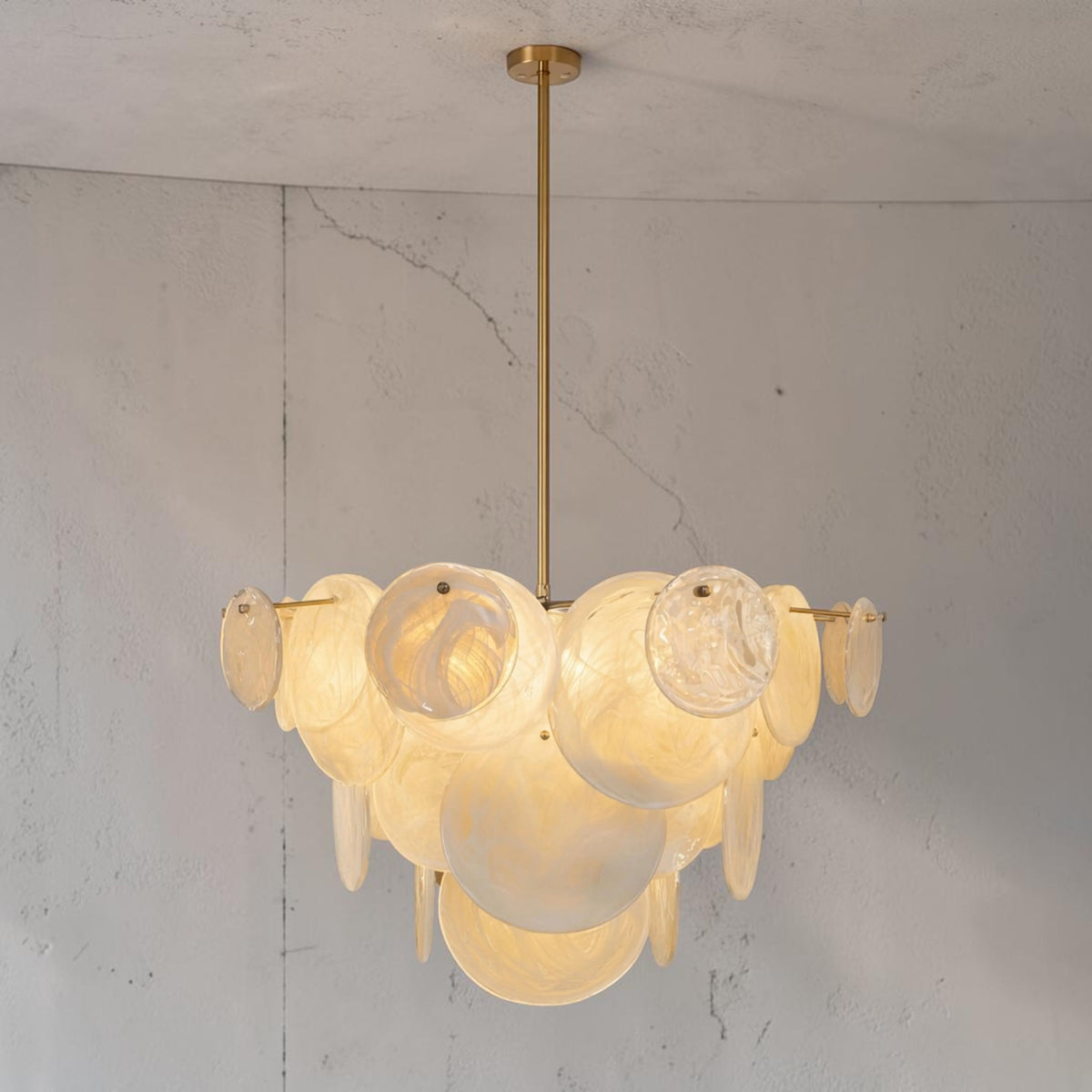 Kronleuchter Gleam — Sandfarbenes Glas mit Messingfassung
