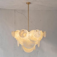 Kronleuchter Gleam — Sandfarbenes Glas mit Messingfassung