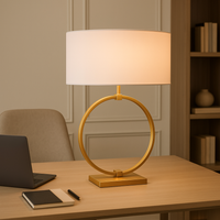 Tischleuchte mit goldenem Edelstahl-Ring – samtweißer Schirm – 45 x 25 x 70 cm – edles Design