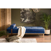 Daybed "Lina" in Blau aus Samt mit Holzfüßen in Natur – luxuriöse Designer-Liege für Wohnzimmer & Schlafzimmer.