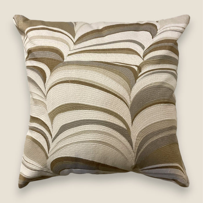 Velvet Kissen CAMILLE — Beige Bronze — 50x50 cm — Wellen-Motiv organic