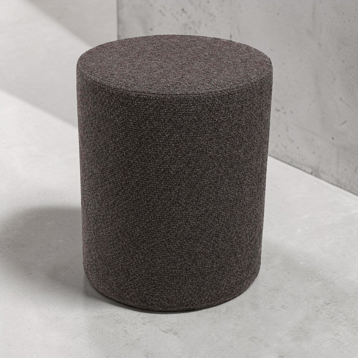 Cleo Hocker Stoff Espresso Ø40 — dunkle Ruhe