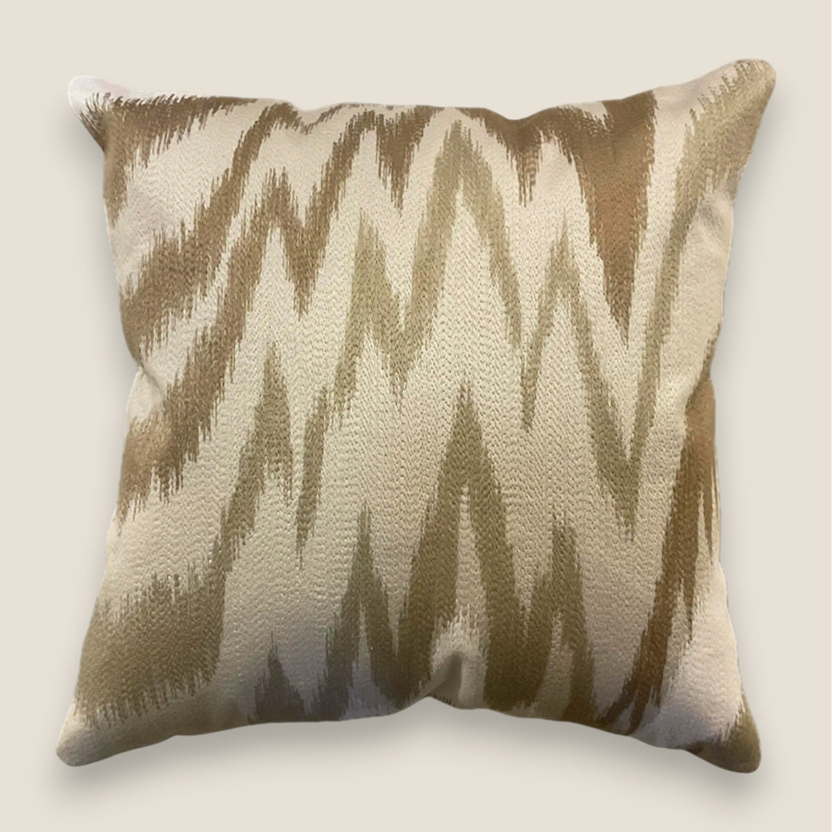 Velvet Kissen AYANA — Beige Bronze — 50x50 cm — Ikat-Muster dezent