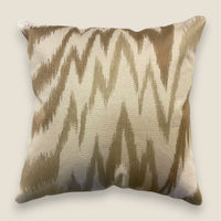 Velvet Kissen AYANA — Beige Bronze — 50x50 cm — Ikat-Muster dezent