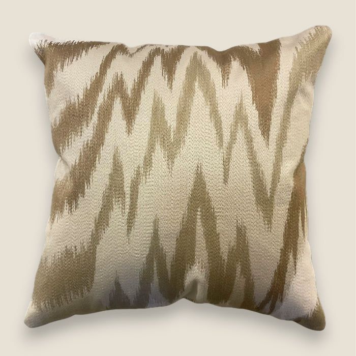 Velvet Kissen AYANA — Beige Bronze — 50x50 cm — Ikat-Muster dezent