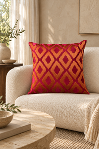 Kissen ELIORA in Fuchsia und Orange auf cremefarbenem Sofa mit Travertintisch – KI-generierte Wohninszenierung