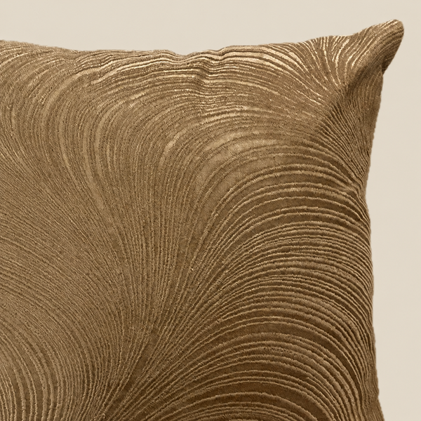 Stoffdetail Kissen ELOISE Bronze vor beigem Hintergrund