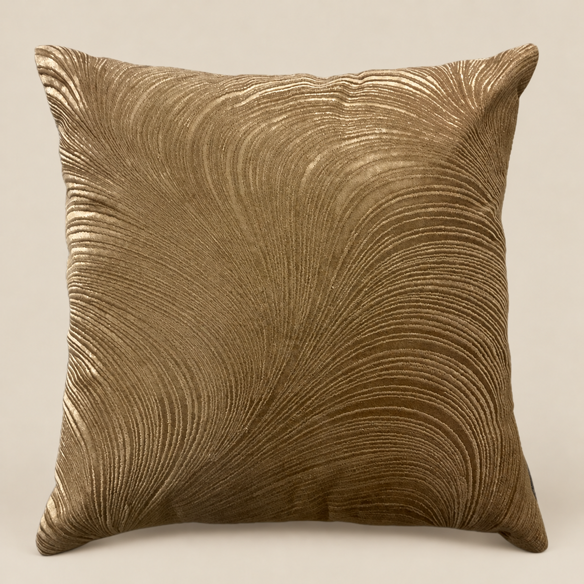 Kissen ELOISE Bronze mit fließendem Linienmuster vor beigem Hintergrund