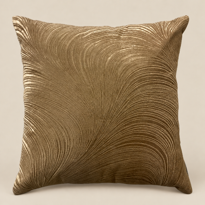 Kissen ELOISE Bronze mit fließendem Linienmuster vor beigem Hintergrund
