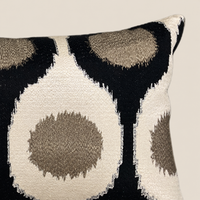 Kissen FAYE Creme/Schwarz 60 × 35 cm – Stoffdetail vor beigem Hintergrund