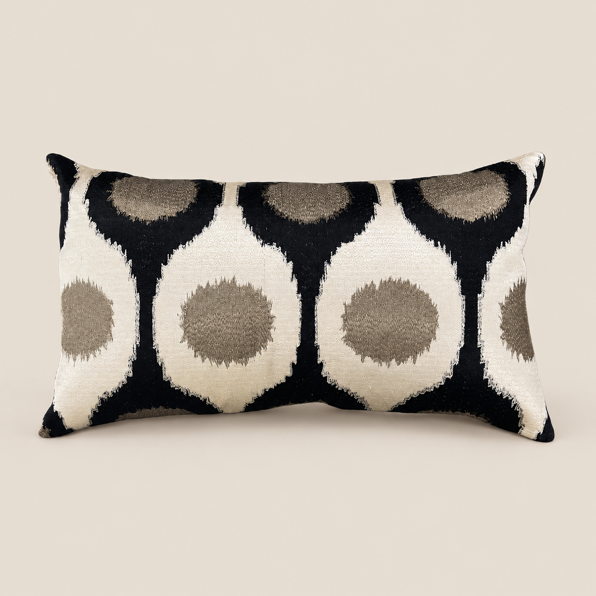 Kissen FAYE Creme/Schwarz 60 × 35 cm – Produktaufnahme vor beigem Hintergrund