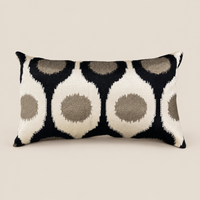 Kissen FAYE Creme/Schwarz 60 × 35 cm – Produktaufnahme vor beigem Hintergrund