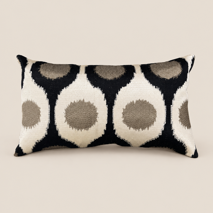 Kissen FAYE Creme/Schwarz 60 × 35 cm – Produktaufnahme vor beigem Hintergrund