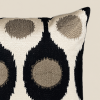 Stoffdetail Kissen FAYE vor beigem Hintergrund