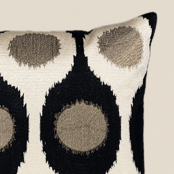Stoffdetail Kissen FAYE vor beigem Hintergrund