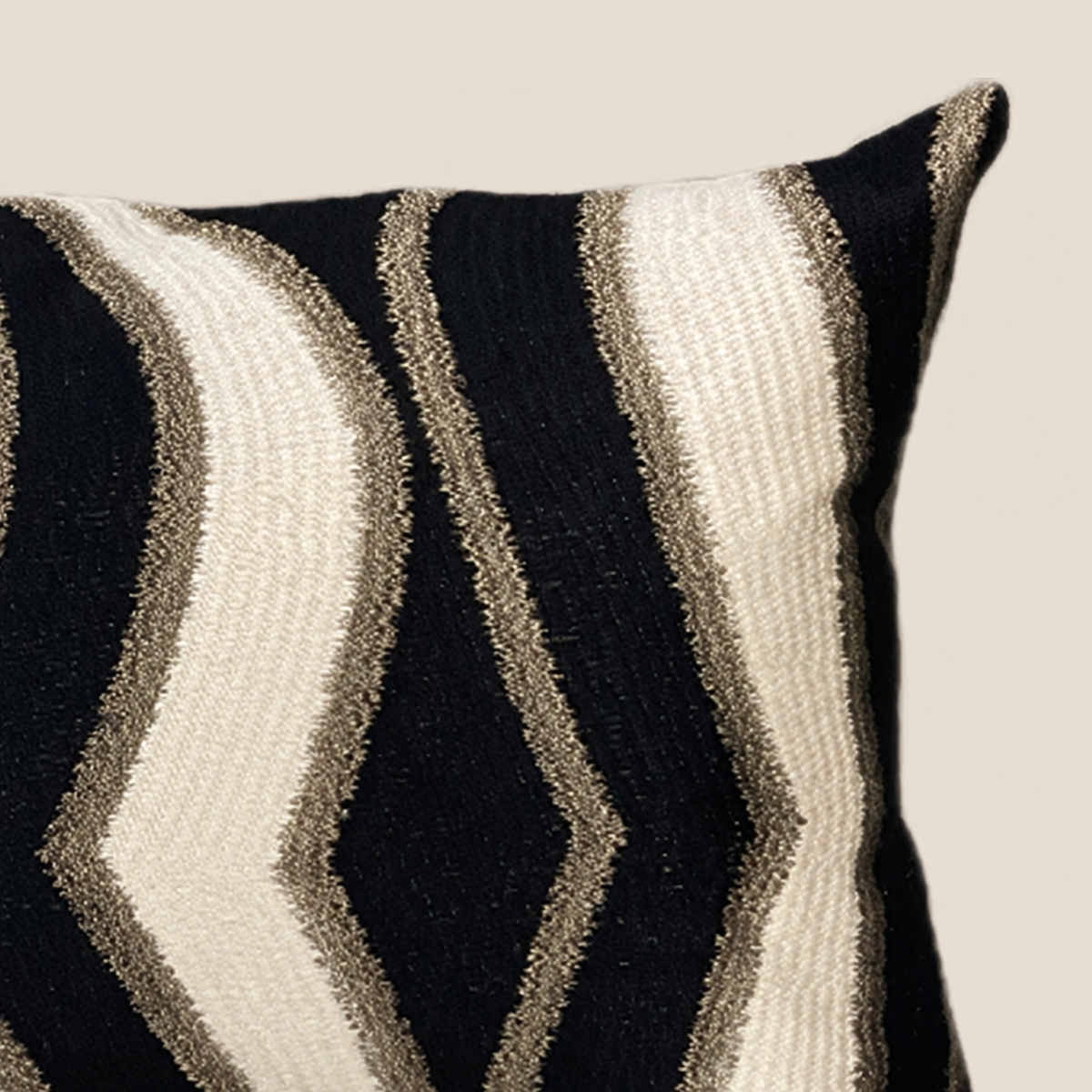 Kissen LAYLA Creme/Schwarz 60 × 35 cm – Stoffdetail vor beigem Hintergrund