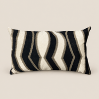 Kissen LAYLA Creme/Schwarz 60 × 35 cm – Produktaufnahme vor beigem Hintergrund