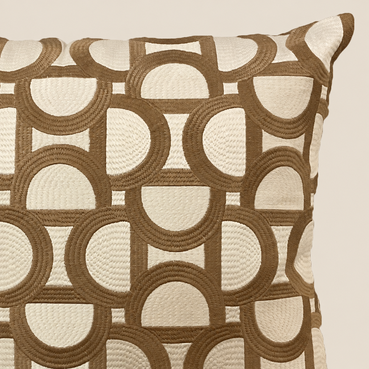 Colmore Kissen JADE Beige/Bronze 45 × 45 cm – Detail