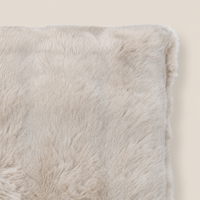 Nahaufnahme des Kunstfells von LUCI Beige 50 × 35 cm