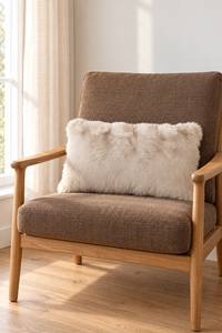 LUCI Beige 50 × 35 cm auf Holzsessel – KI-generierte Wohninszenierung im Pinterest-Format