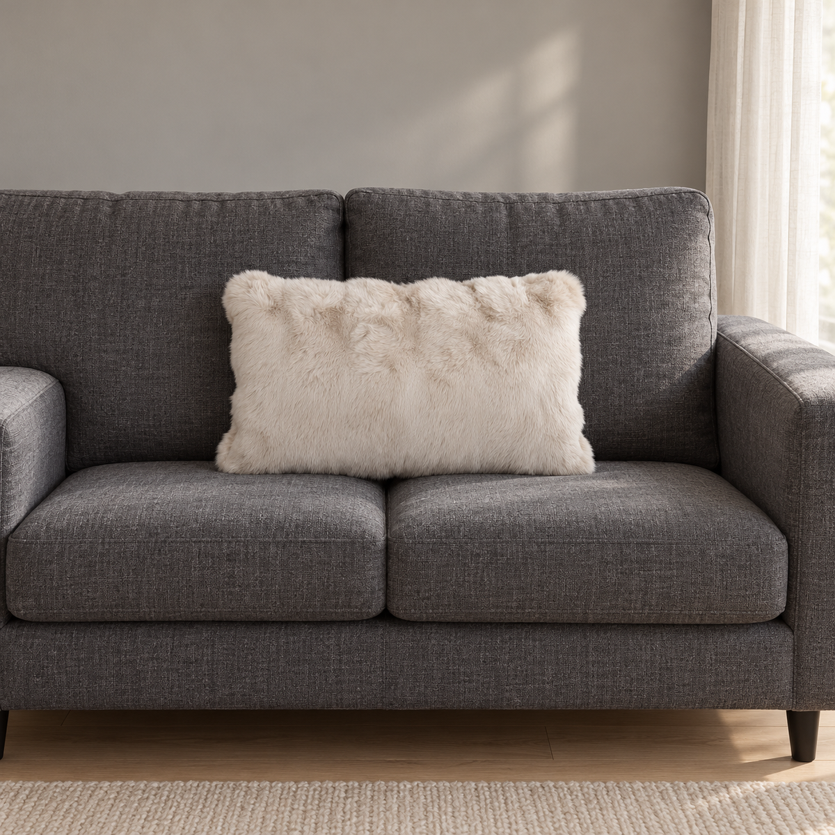 LUCI Beige 50 × 35 cm auf grauem Sofa – KI-generierte Wohninszenierung