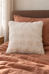 LUCI Beige auf einem Bett – KI-generierte Wohninszenierung im Pinterest-Format
