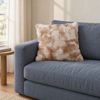 LUCI Hazelnut Macchiato auf blauem Sofa – KI-generierte Wohninszenierung