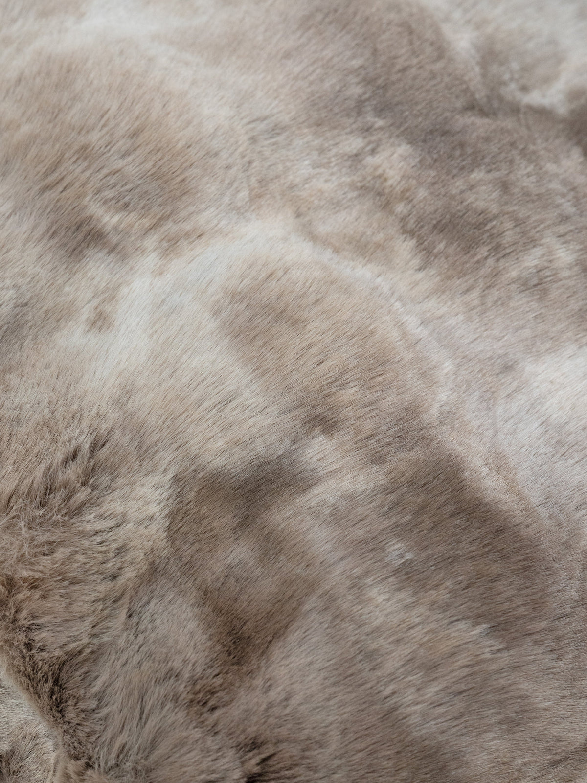 Original-Felldetail von Colmore – LUCI Mocha Macchiato