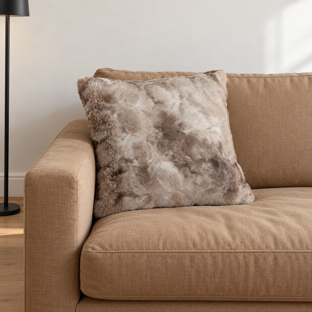 LUCI Mocha Macchiato auf einem Sofa – KI-generierte Wohninszenierung