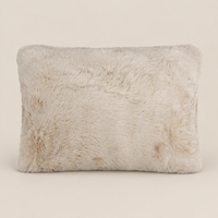 SUSAN Kunstfellkissen Beige 50 × 35 cm – Produktansicht auf warmem beigem Hintergrund