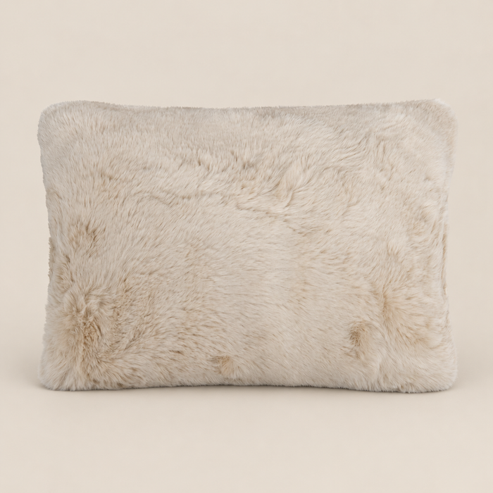 SUSAN Kunstfellkissen Beige 50 × 35 cm – Produktansicht auf warmem beigem Hintergrund