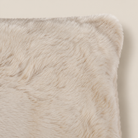 SUSAN Kunstfellkissen Beige 50 × 35 cm – Nahaufnahme auf beigem Hintergrund