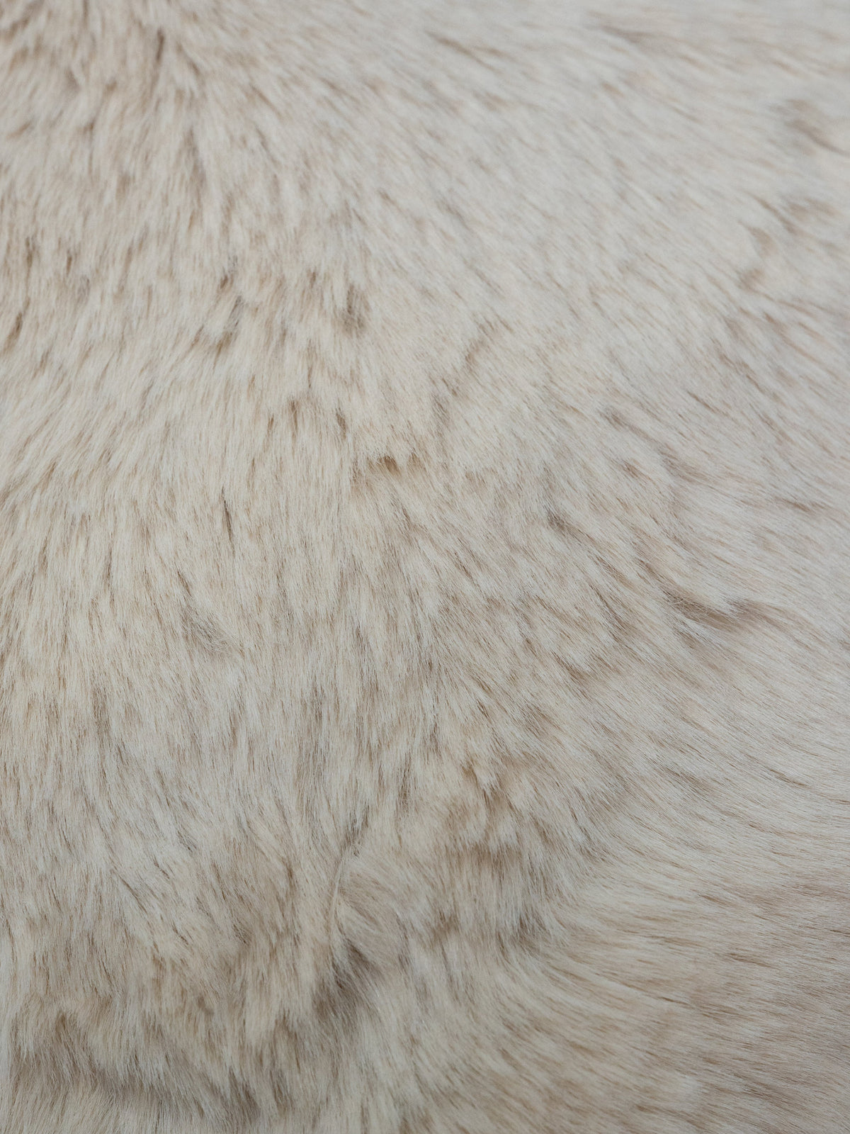 SUSAN Kunstfellkissen Beige 50 × 35 cm – Original-Felldetail von Colmore