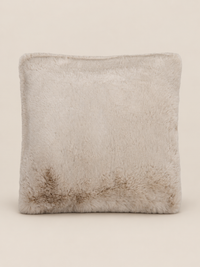 SUSAN Kunstfellkissen Beige 50 × 50 cm – Produktansicht auf warmem beigem Hintergrund