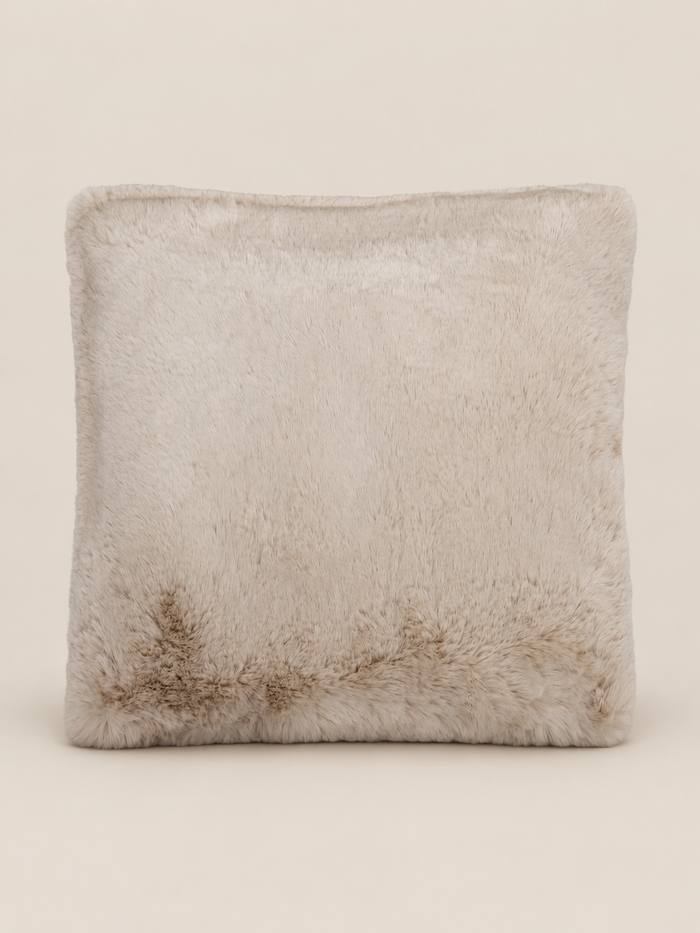 SUSAN Kunstfellkissen Beige 50 × 50 cm – Produktansicht auf warmem beigem Hintergrund