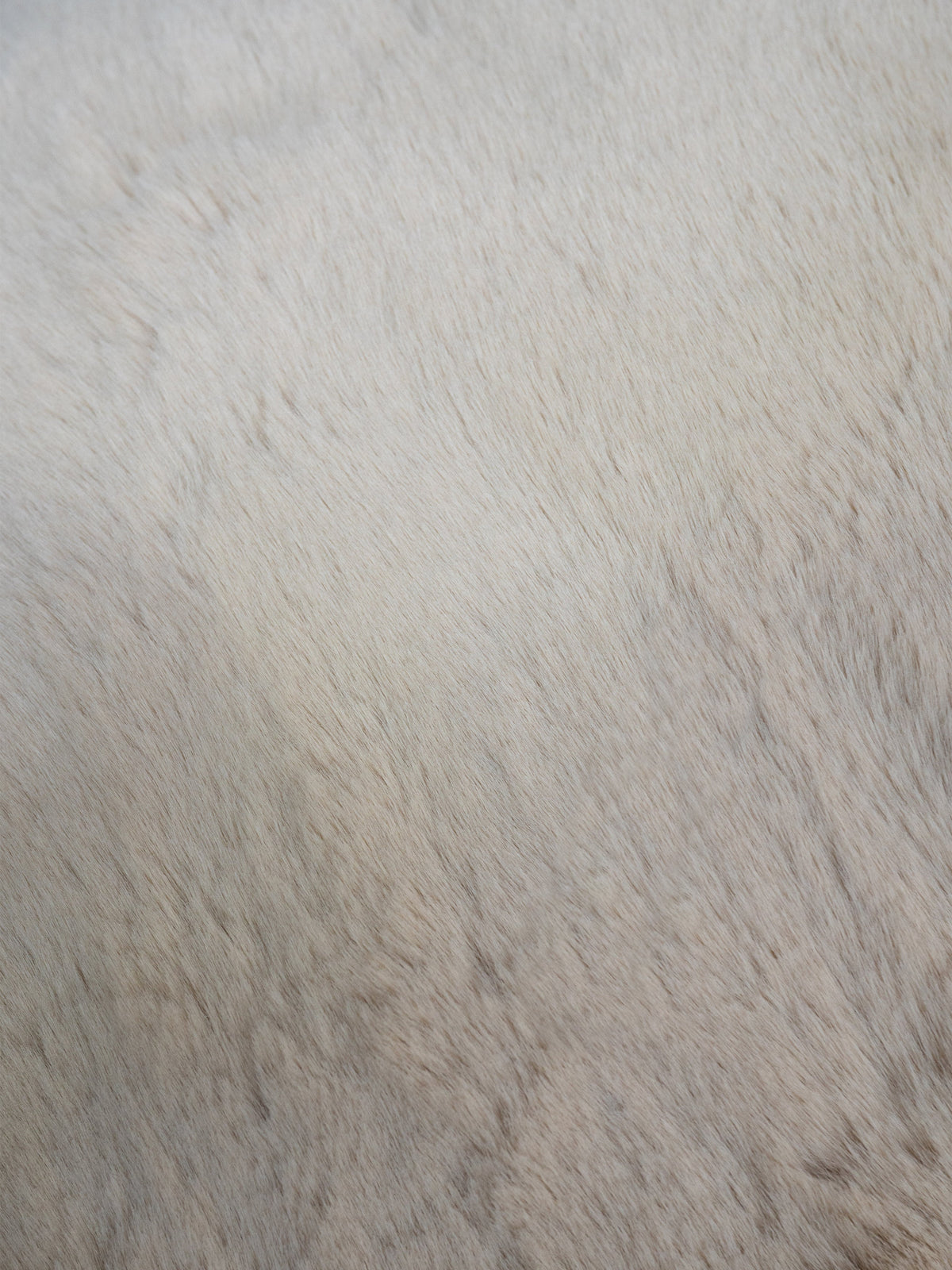 SUSAN Kunstfellkissen Beige 50 × 50 cm – Original-Felldetail von Colmore