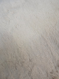 SUSAN Kunstfellkissen Beige 50 × 50 cm – Original-Felldetail von Colmore