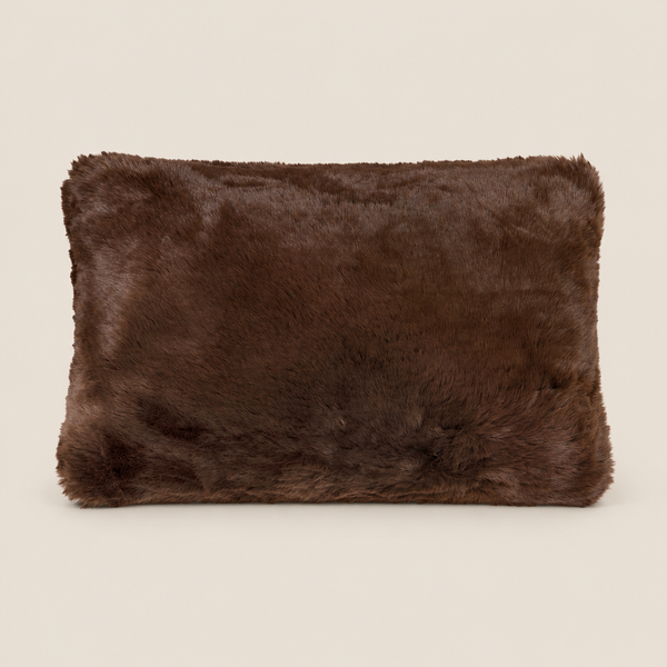 SUSAN Kunstfellkissen Braun 50 × 35 cm – Produktansicht auf warmem beigem Hintergrund