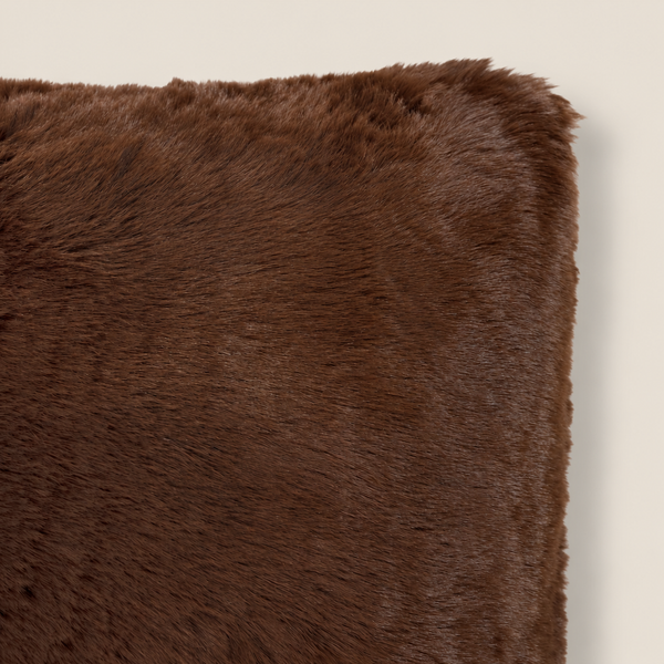 SUSAN Kunstfellkissen Braun 50 × 35 cm – Nahaufnahme auf beigem Hintergrund