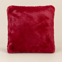 SUSAN Kunstfellkissen Burgundy 50 × 50 cm – Produktansicht auf warmem beigem Hintergrund