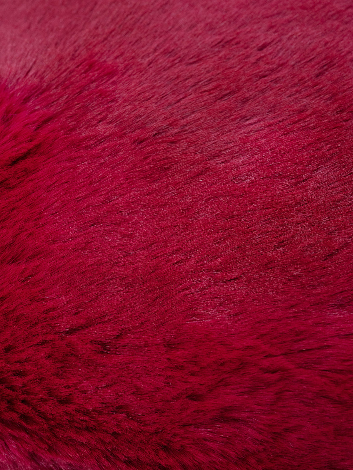 SUSAN Kunstfellkissen Burgundy 50 × 50 cm – Original-Felldetail von Colmore
