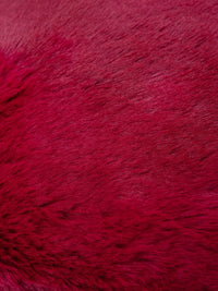 SUSAN Kunstfellkissen Burgundy 50 × 50 cm – Original-Felldetail von Colmore