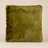 SUSAN Kunstfellkissen Olive 50 × 50 cm – Produktansicht auf warmem beigem Hintergrund