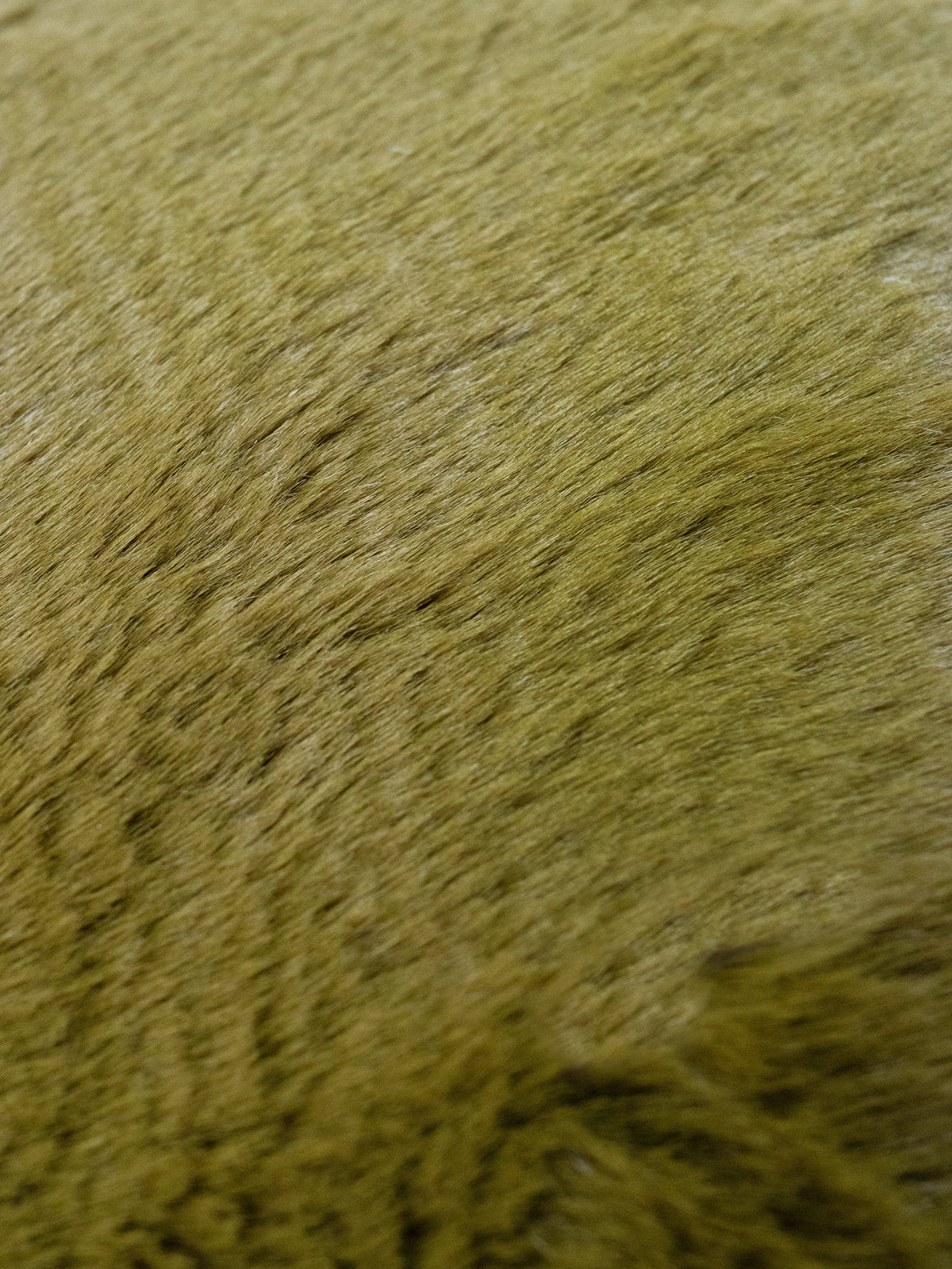 SUSAN Kunstfellkissen Olive 50 × 50 cm – Original-Felldetail von Colmore